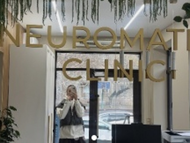 Вывеска NEUROMATER CLINIC из золотого зеркального акрила — Pyramida Павлодар